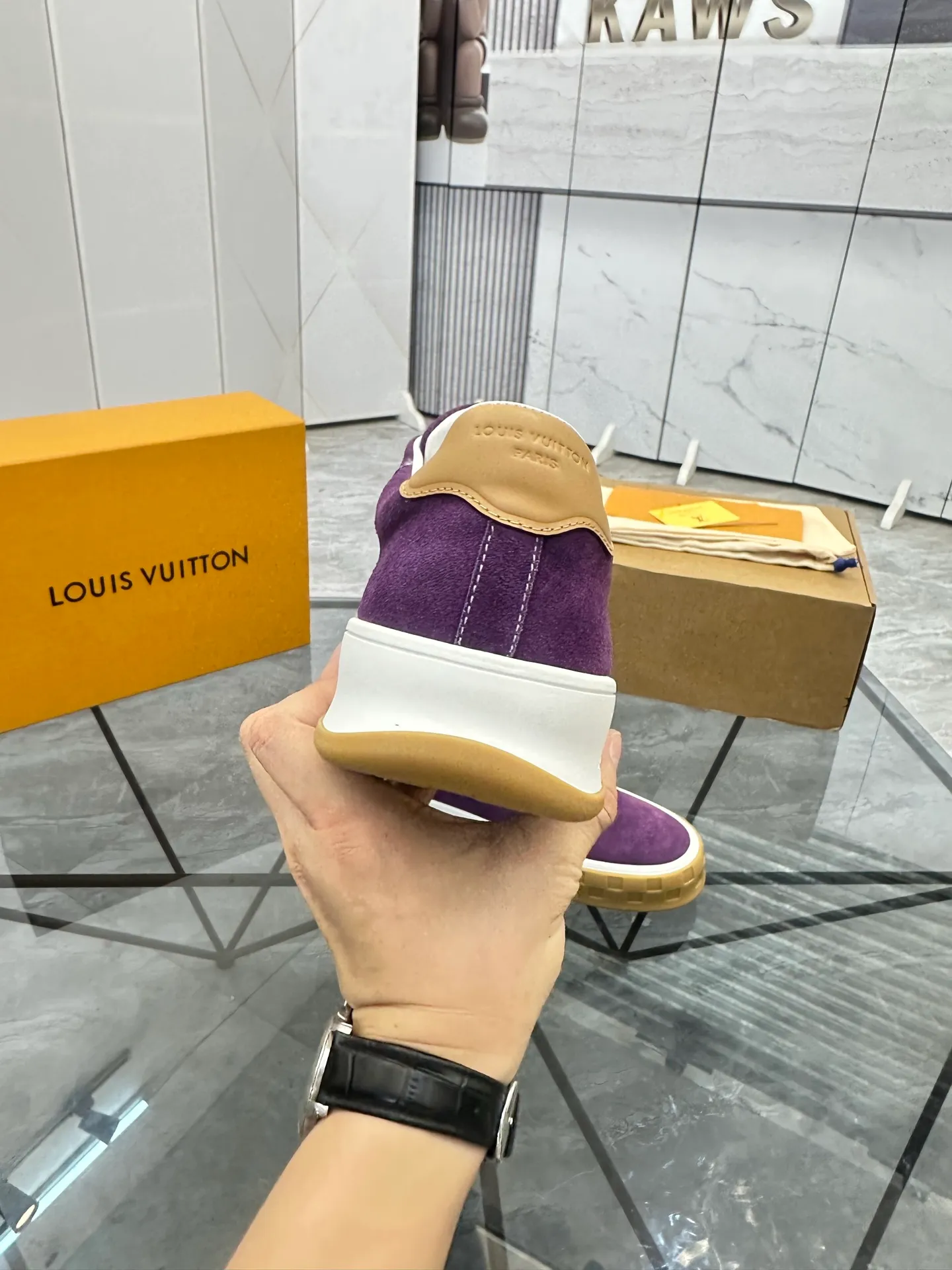 Men's shoes for sale 💰: 💰P660¥ Top quality Comes with airplane case Product trademark: LV* "Louis Vuitton*" low-top casual shoes Regular size: 35-44 (can be customized to 45) Couple style Product materials: imported nubuck leather upper, sheepskin lining, original outsole. Number: 819